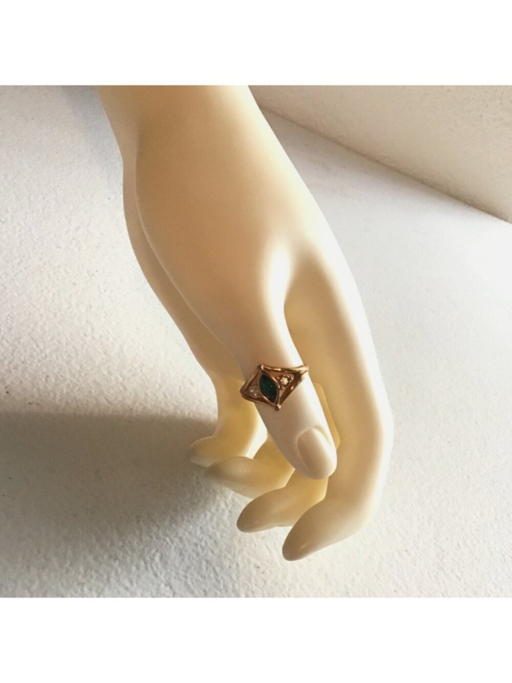 WOMENS GOLD TONE WITH GREEN CENTER DTONE RING Size 5